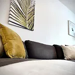 Elegant Apartment In Lovely Location