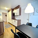 Elegant Apartment In Lovely Location
